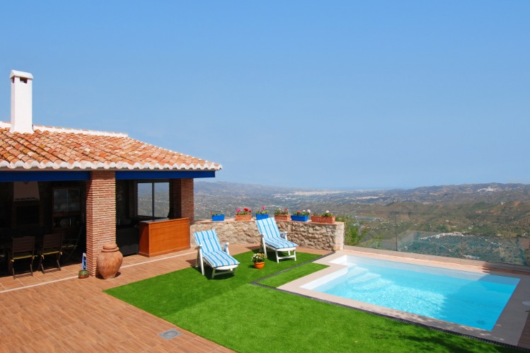 Rent a holiday home with all facilities away from mass tourisme in the South of Spain. Spain Rural is the specialist in renting private houses with pool.